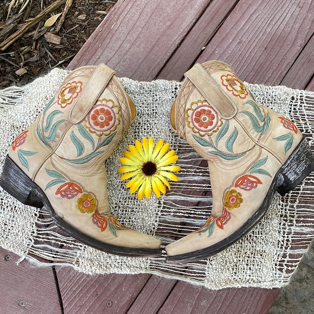 🌺 OLD GRINGO; AUTHENTIC Tan Embroidered Distressed Look Booties in Wmn. Sz. 8!